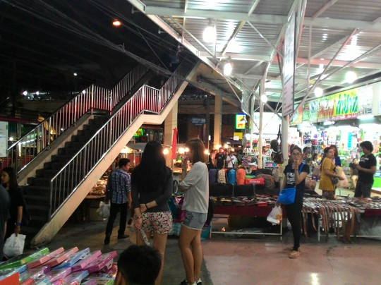 Ramkhamhaeng University Night Market-曼谷必去景点