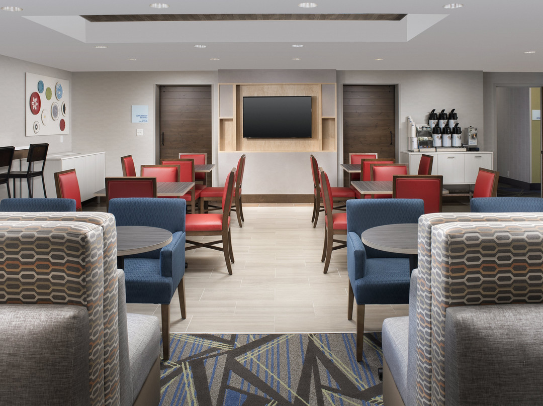 安杜佛北劳伦斯智选假日酒店主图