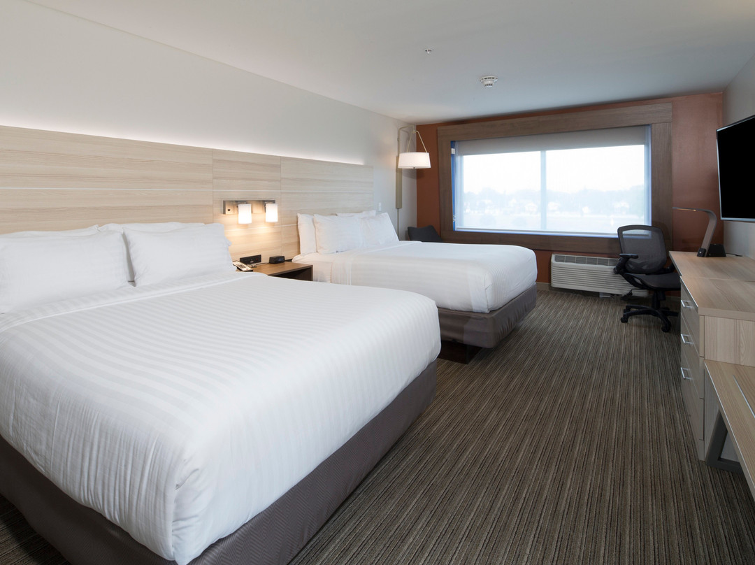 贝城快捷假日&套房酒店主图