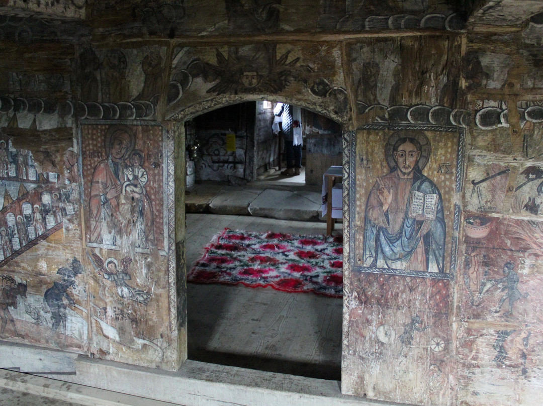 The wooden church in Calinesti Caieni-Calinesti必去景点