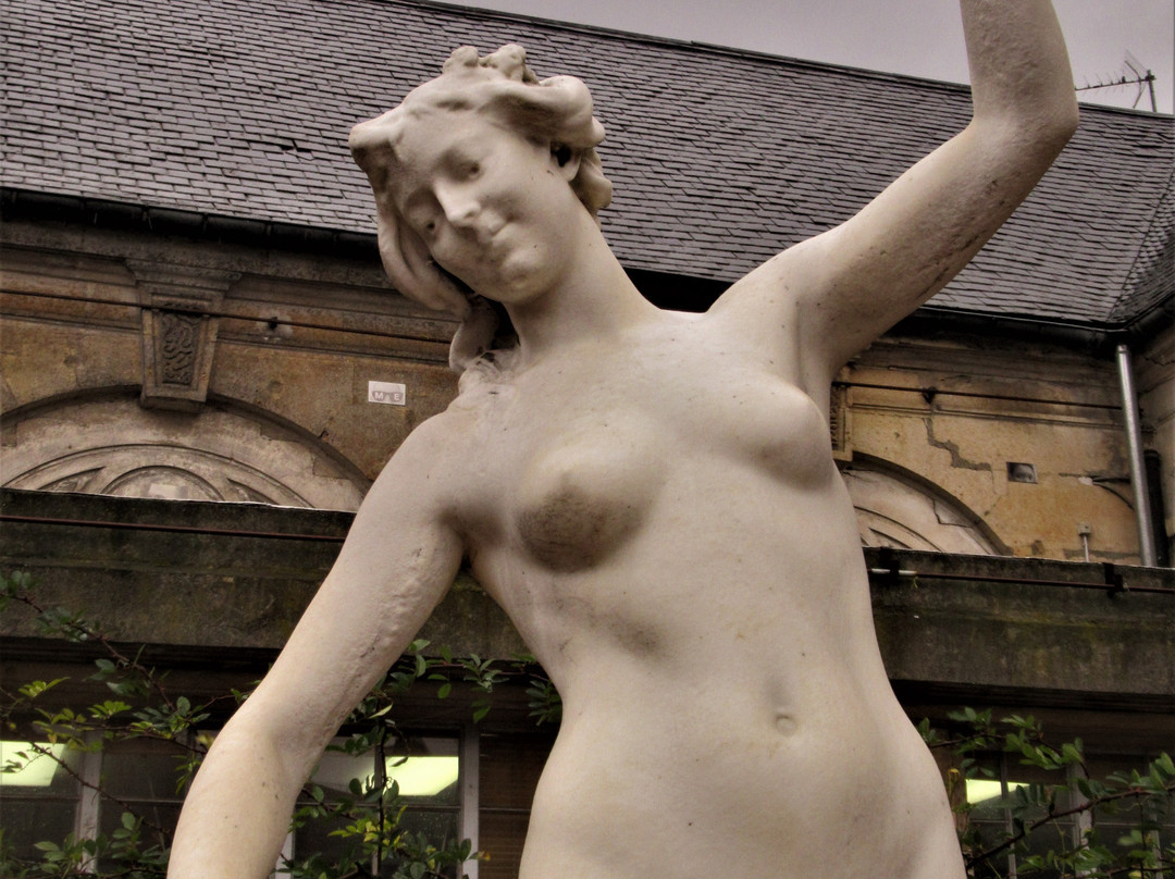 Femme nue debout son bras gauche levé-Stains必去景点