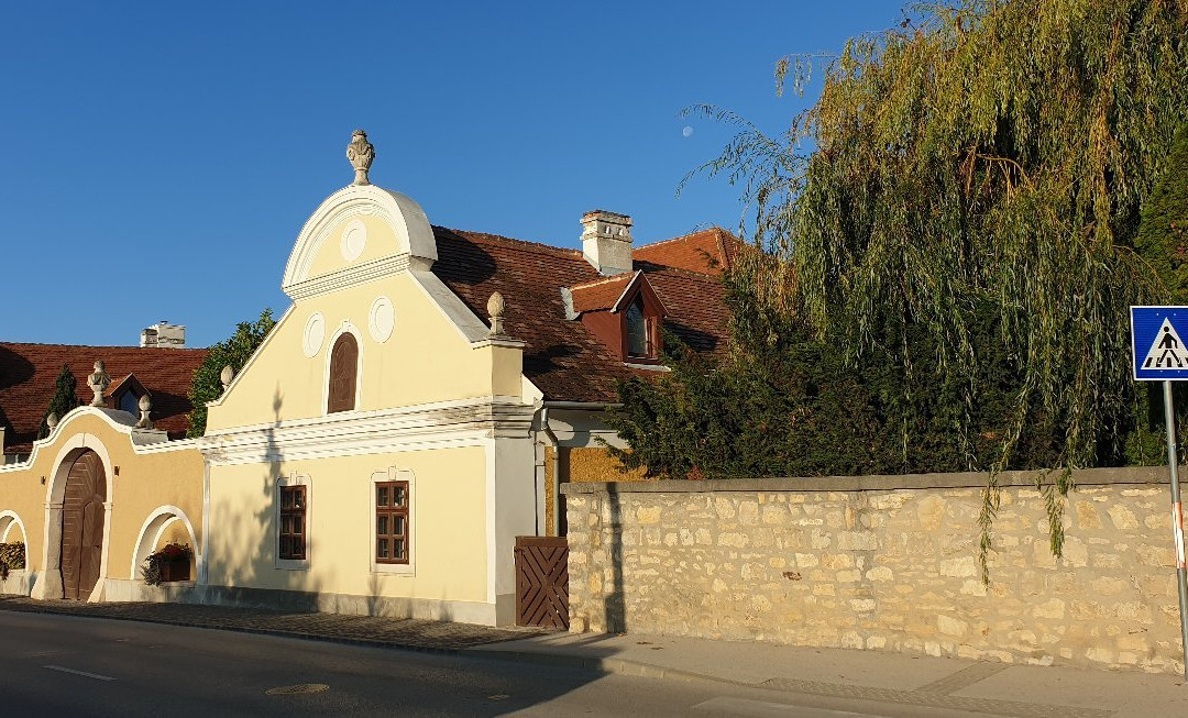 Gombas Kuria Mension主图