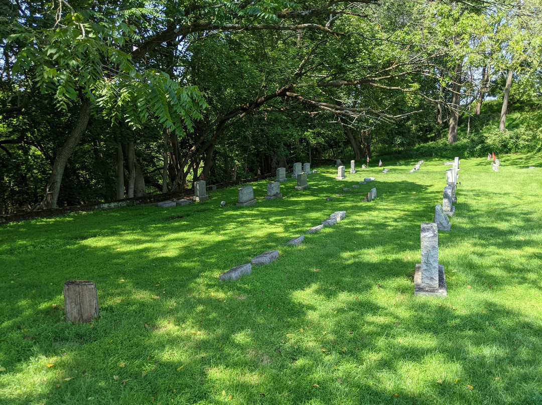 Riverside Cemetery景点图片