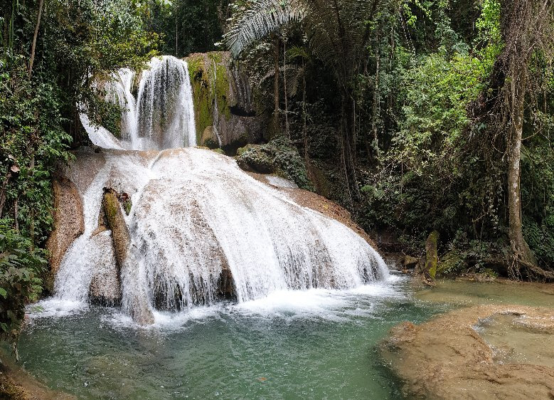 Saluopa Waterfall景点图片