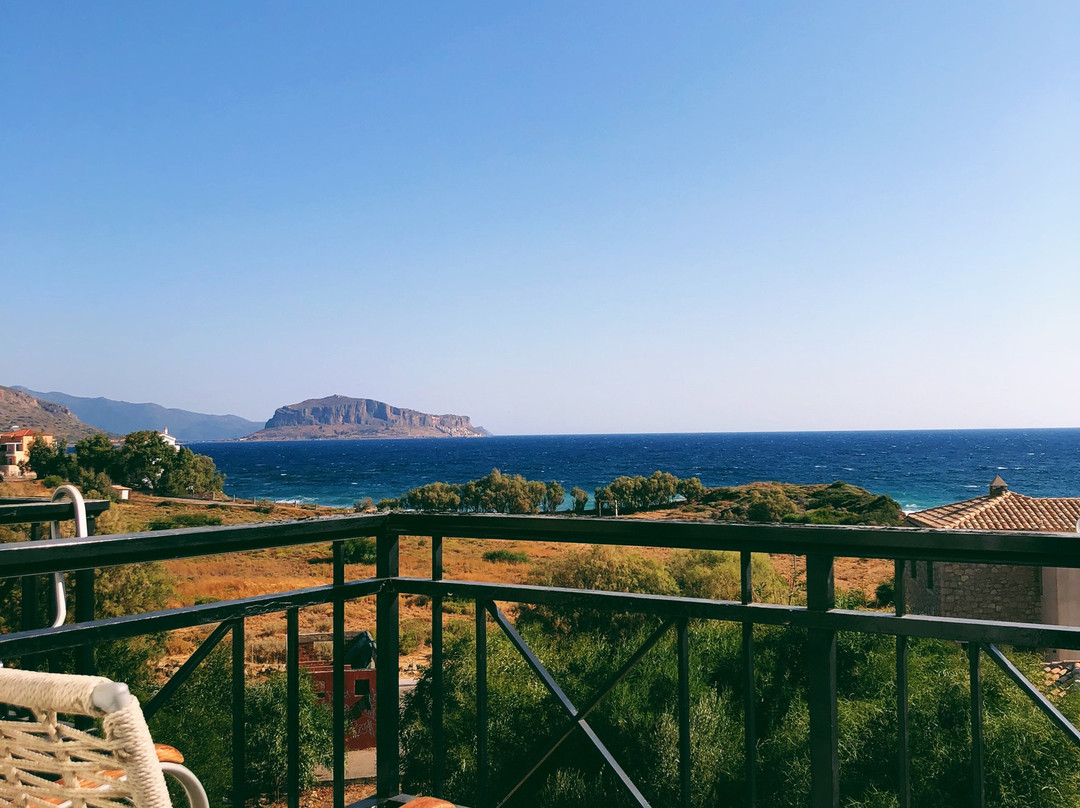 Iris Beach Hotel主图