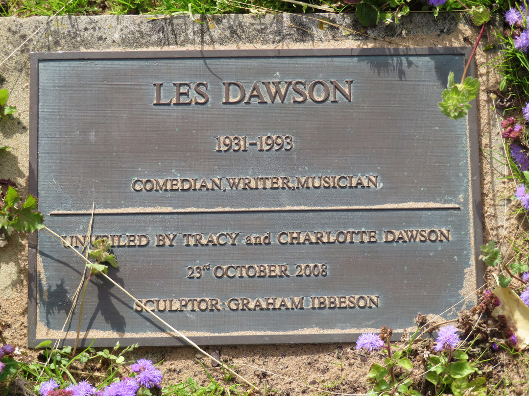 Les Dawson Memorial Statue景点图片