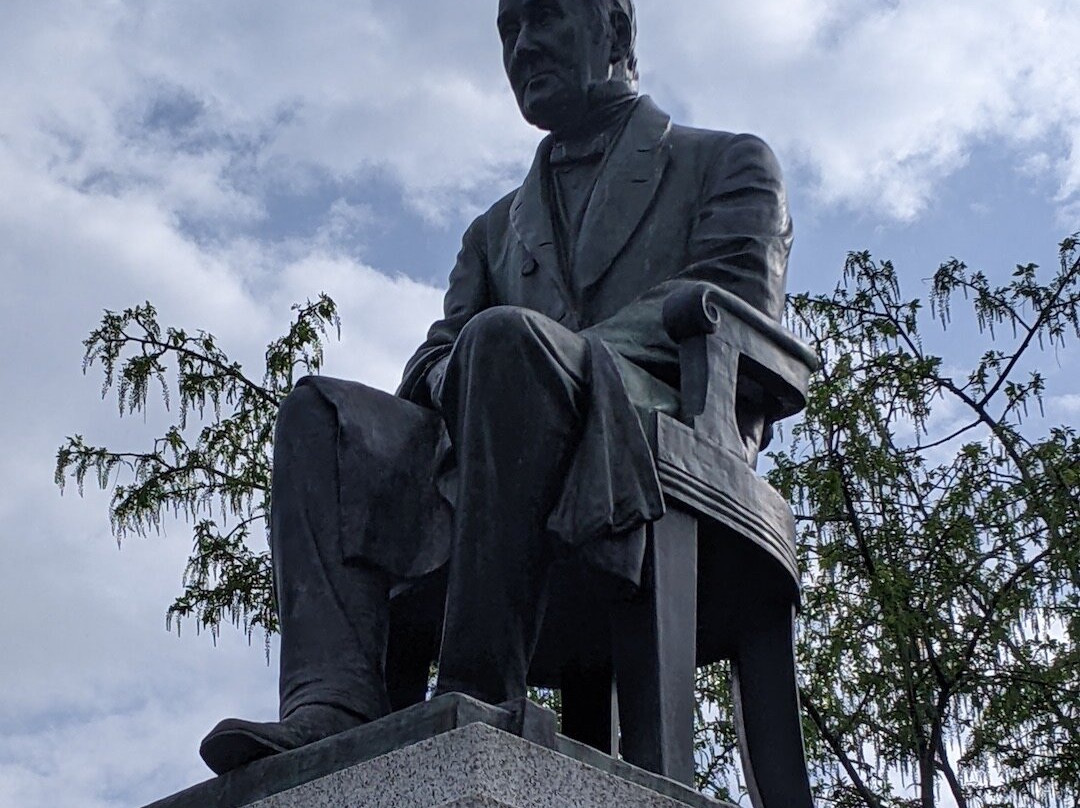 Peter Reid Statue