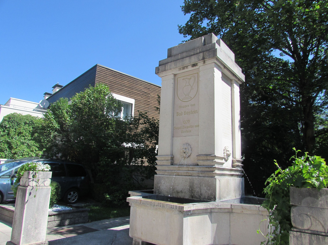 Trinkwasserbrunnen am Mozart-Platz-泉卡斯汀必去景点