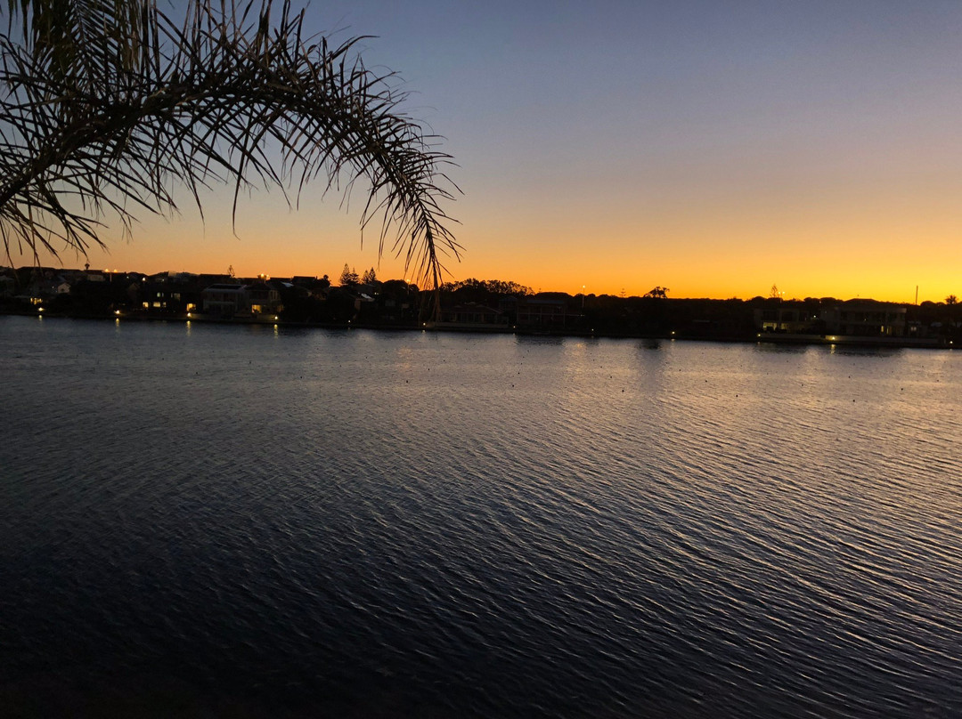 湖泊度假村酒店主图