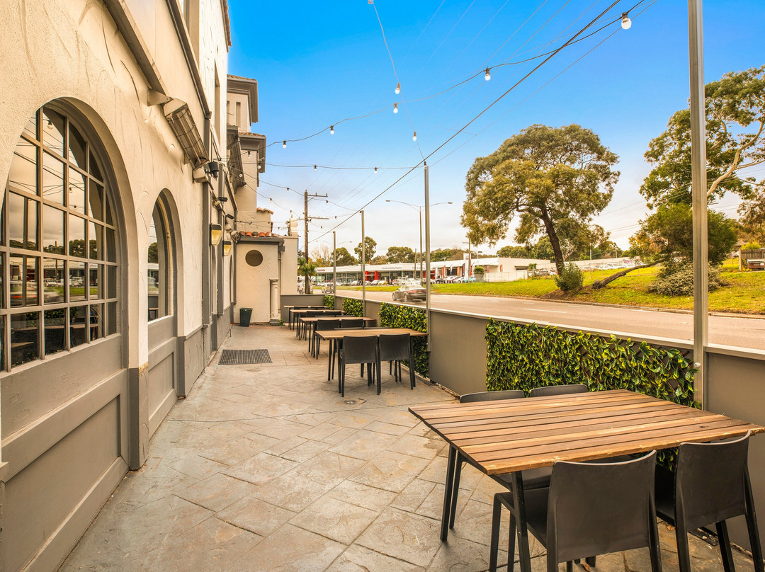 Nightcap at Ferntree Gully Hotel主图