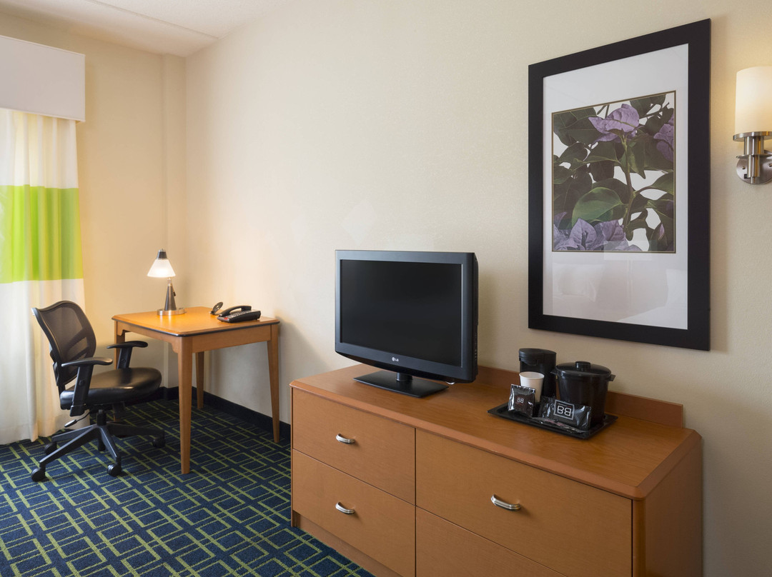 亨廷顿雷斯敦湖费尔菲尔德旅馆&套房酒店主图