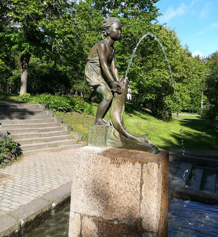Fountain the Girl Ude With Fish-泽列诺戈尔斯克必去景点