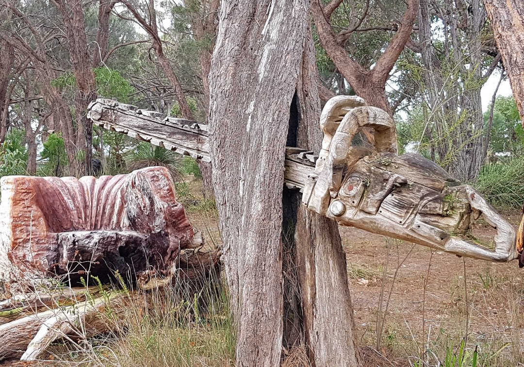 Chainsaw Sculpture Drive景点图片