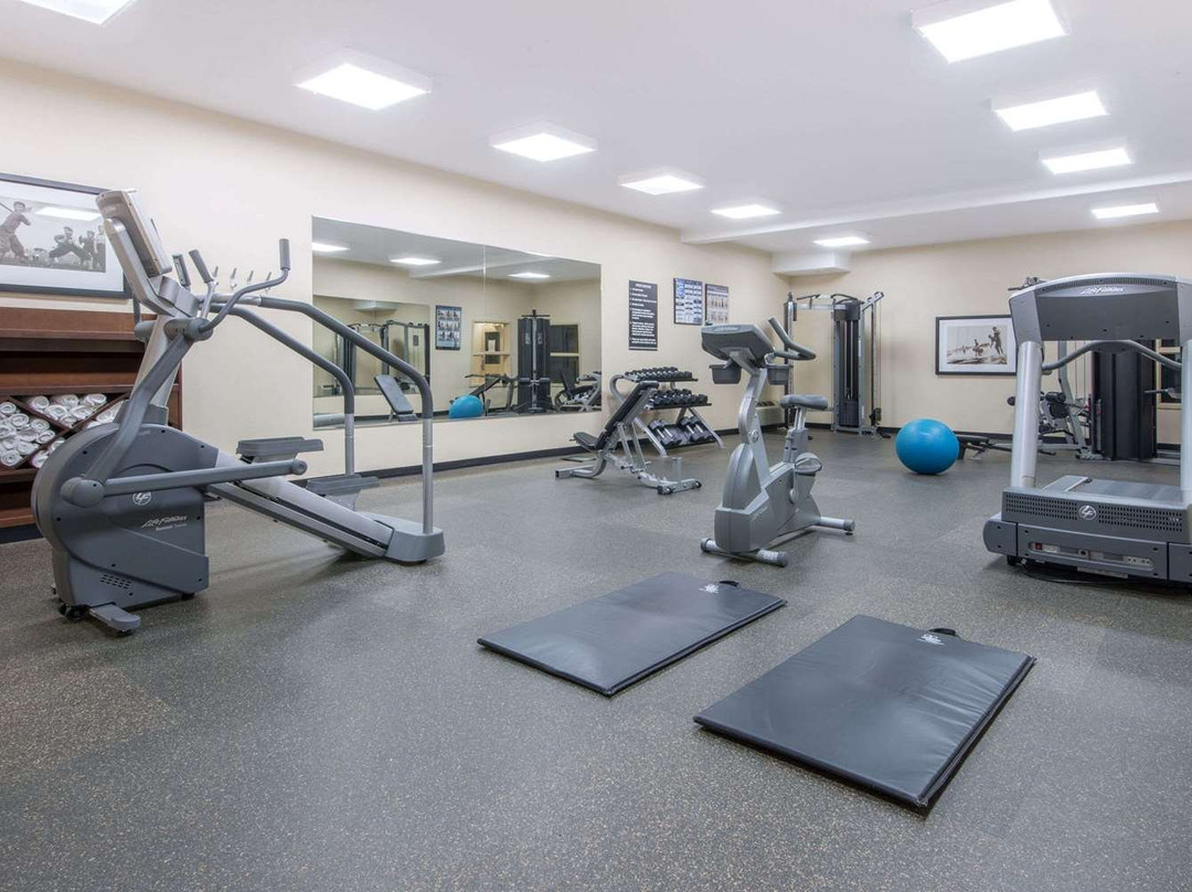 Ramada by Wyndham Wainwright主图