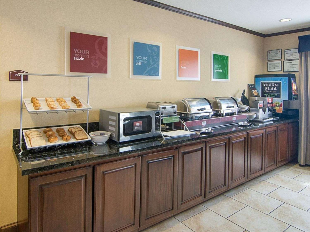 汤博尔康福特套房酒店主图