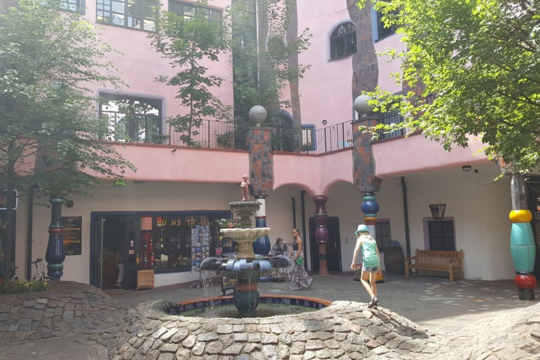Brunnen im Innenhof - Hundertwasserhaus-马格德堡必去景点