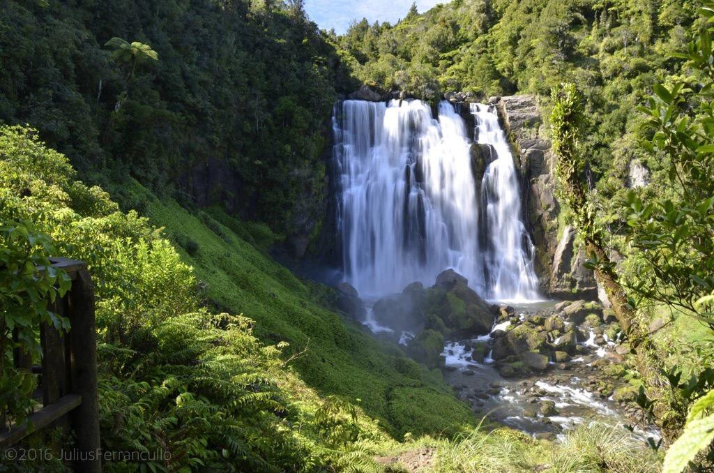 Marakopa Falls景点图片