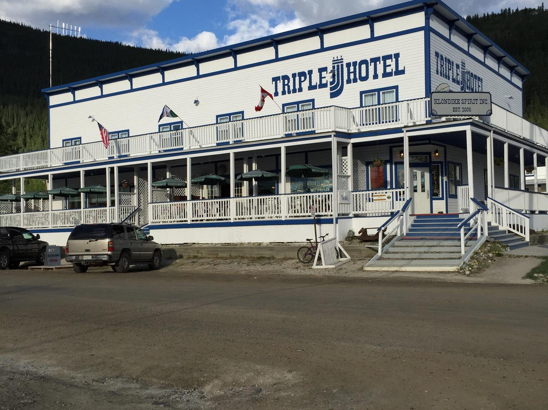 Triple J Hotel and Cabins主图