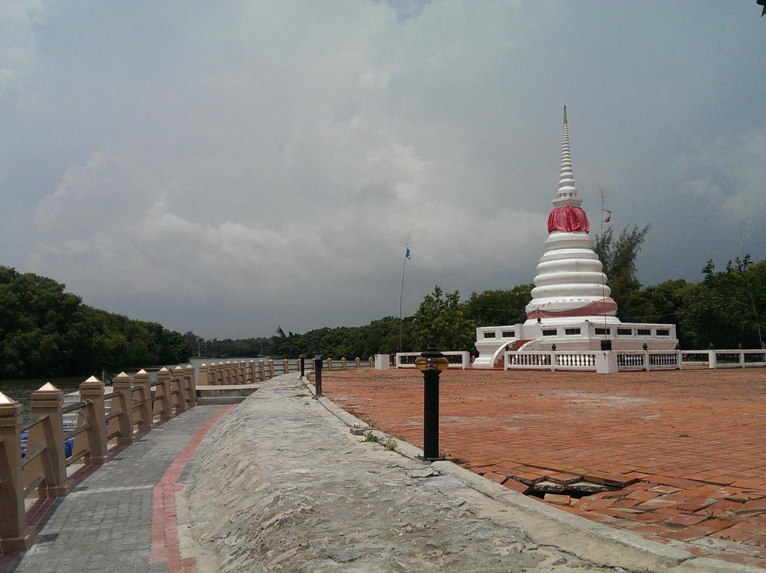 Phra Chedi Klang Nam-罗勇必去景点