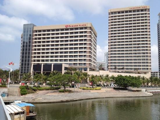 三亚中心皇冠假日酒店主图