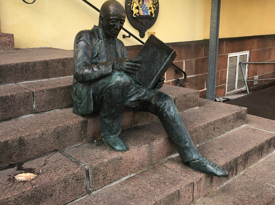 Bronzeskulptur Lesende-Homburg必去景点