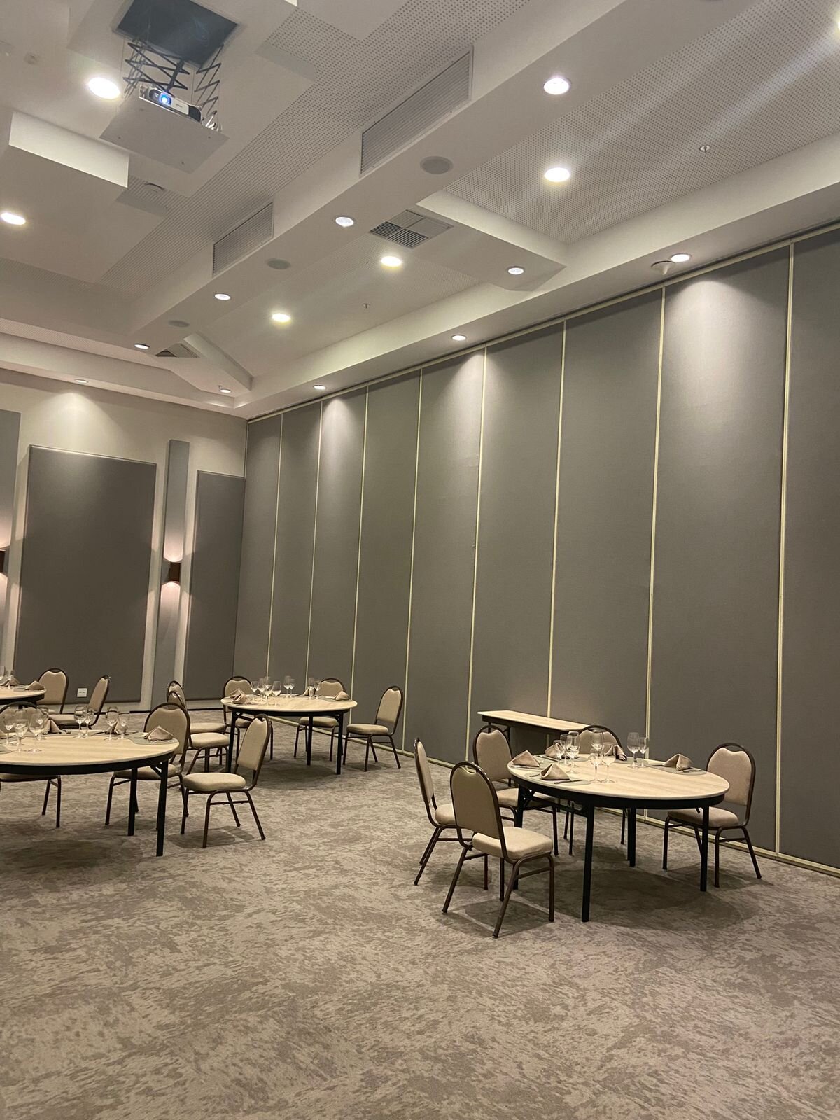 Qoya Hotel Curitiba, Curio Collection by Hilton-商务中心/多功能厅
