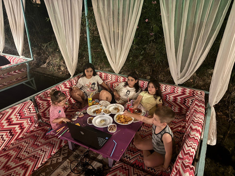 阿德拉桑河酒店主图