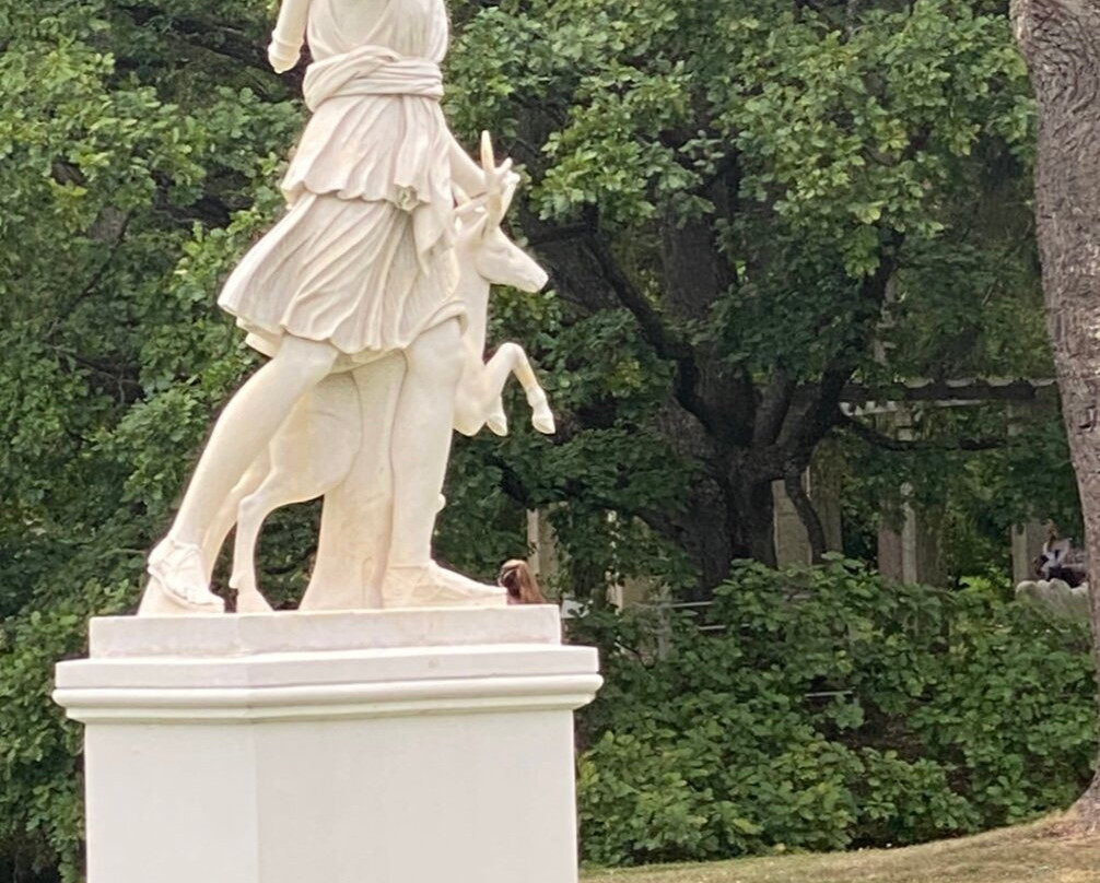 Sculpture Artemida S Lanyu-Lomonosov必去景点