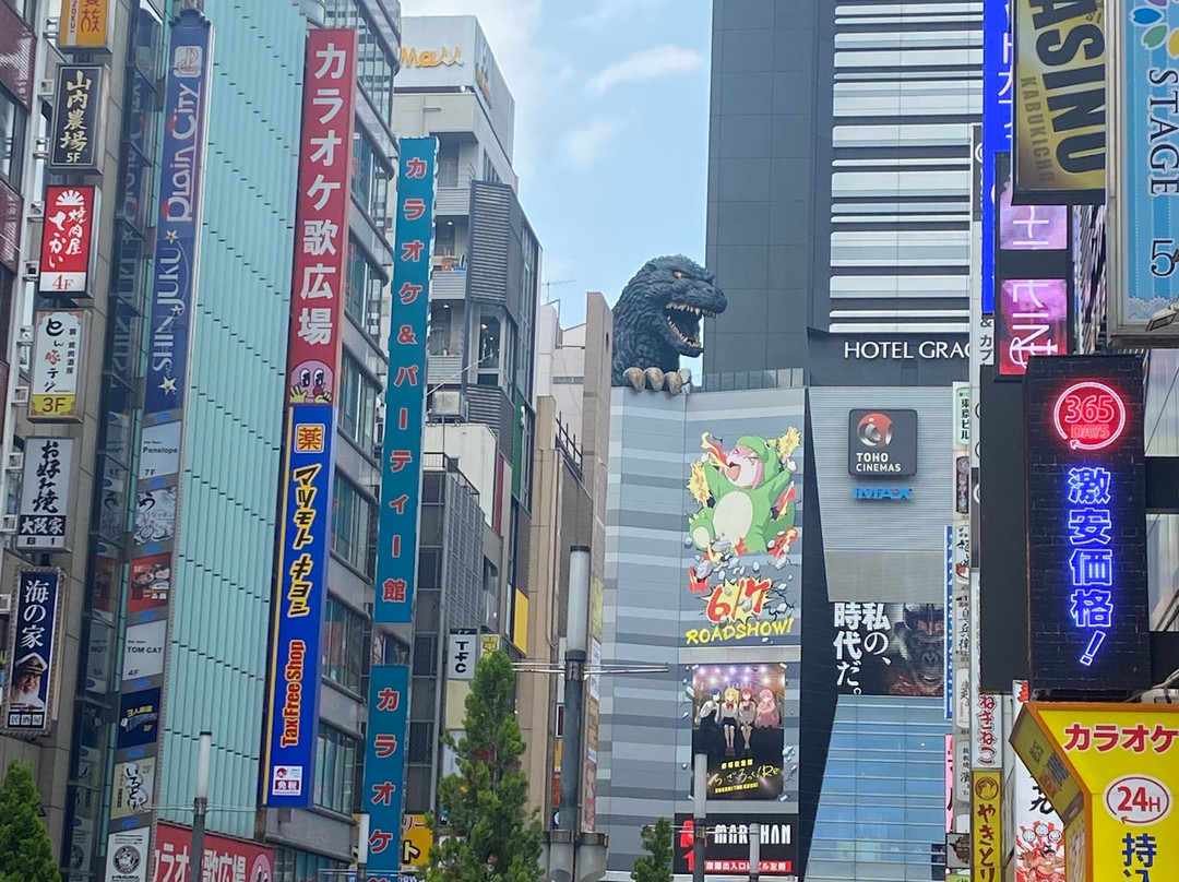 新宿哥斯拉等比头雕-Kabukicho必去景点
