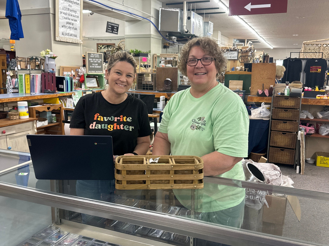 Two Sisters Dusty Attic Flea Market-Cassville必去景点