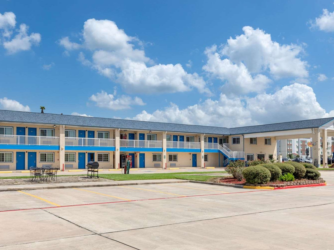 Days Inn by Wyndham Baytown TX