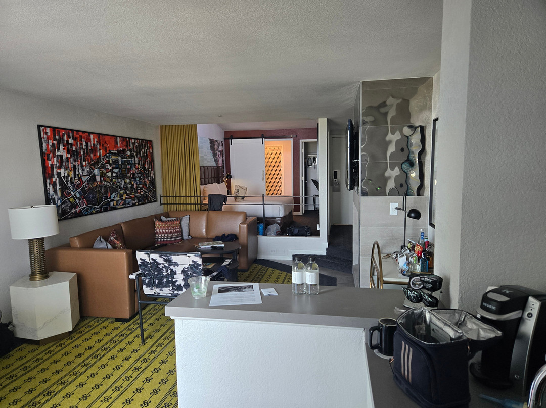 乐蒙特罗斯套房酒店主图