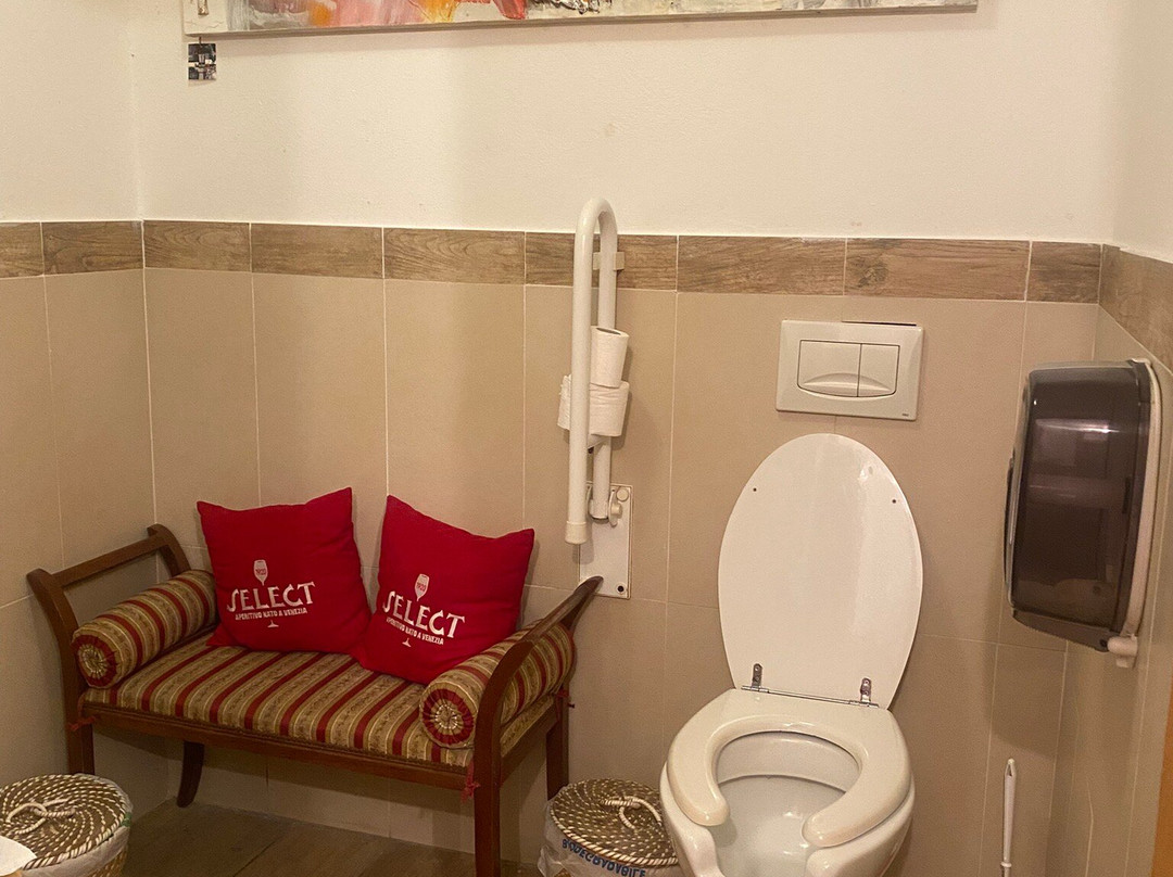 The Duke Cocktail Lounge Bar-拉马达莱娜必去景点