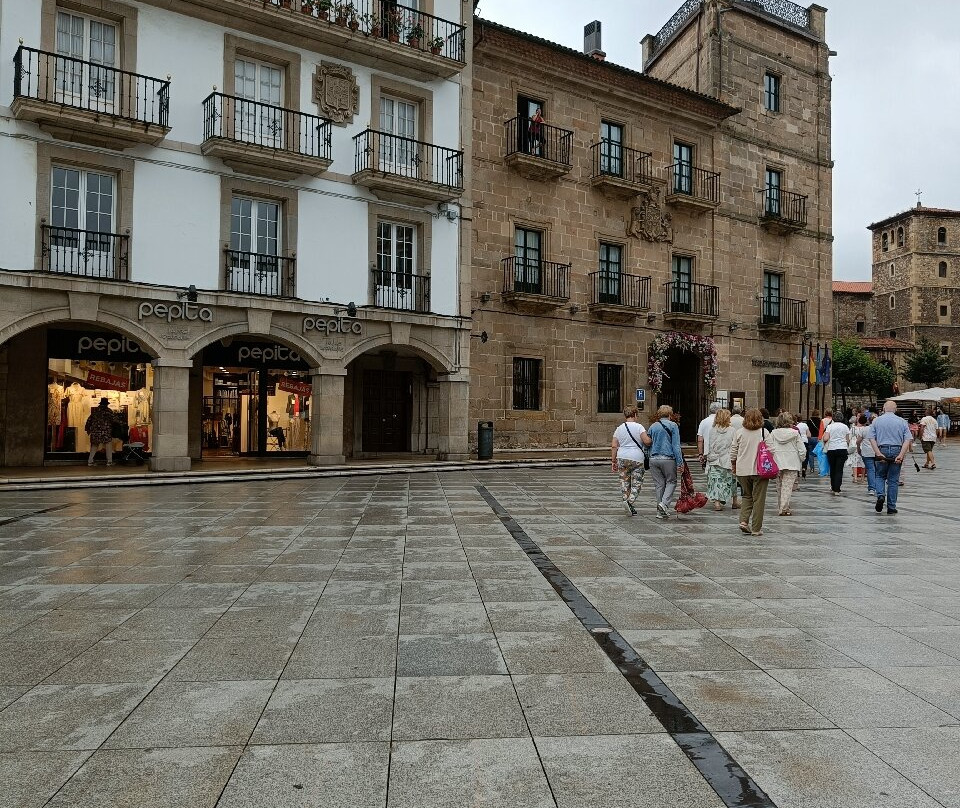 Plaza de Espana El Parche-阿维莱斯必去景点