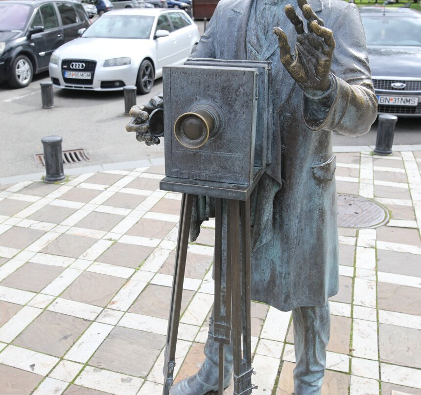 Statue En Bronze Du Photographe Alexandru Rosu À Bistrita-Bistrita必去景点