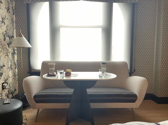 雷诺阿酒店主图