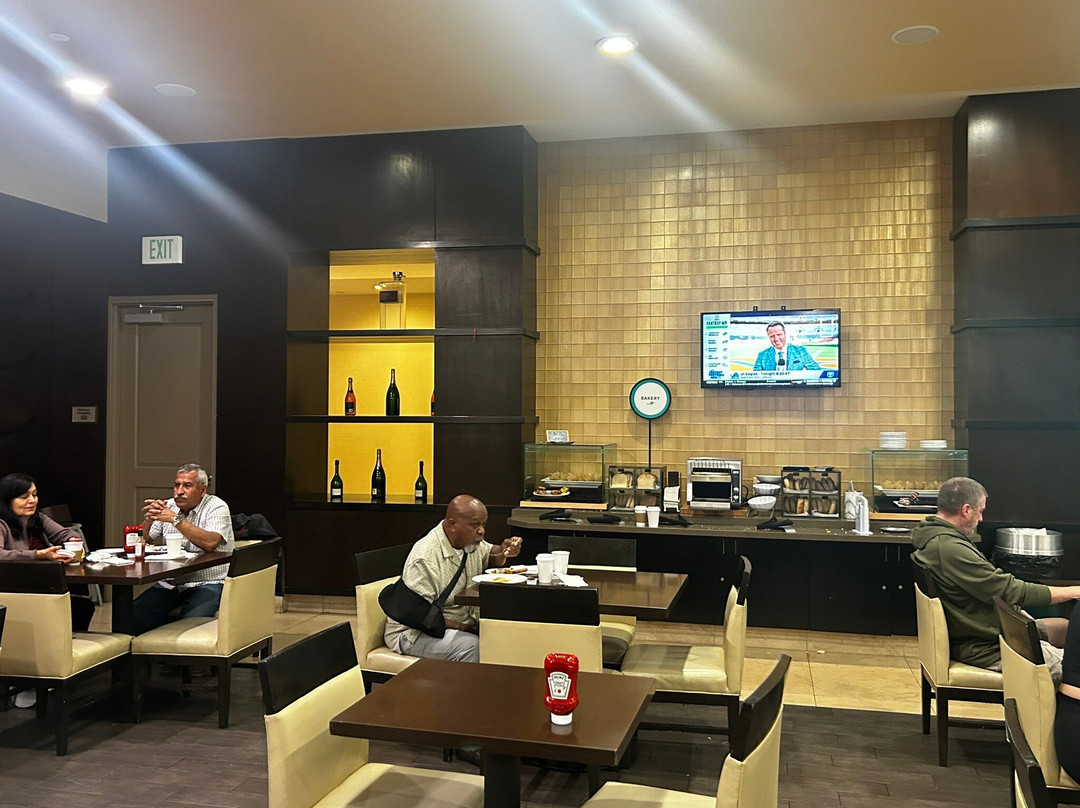 安大略省大使馆套房酒店-机场主图