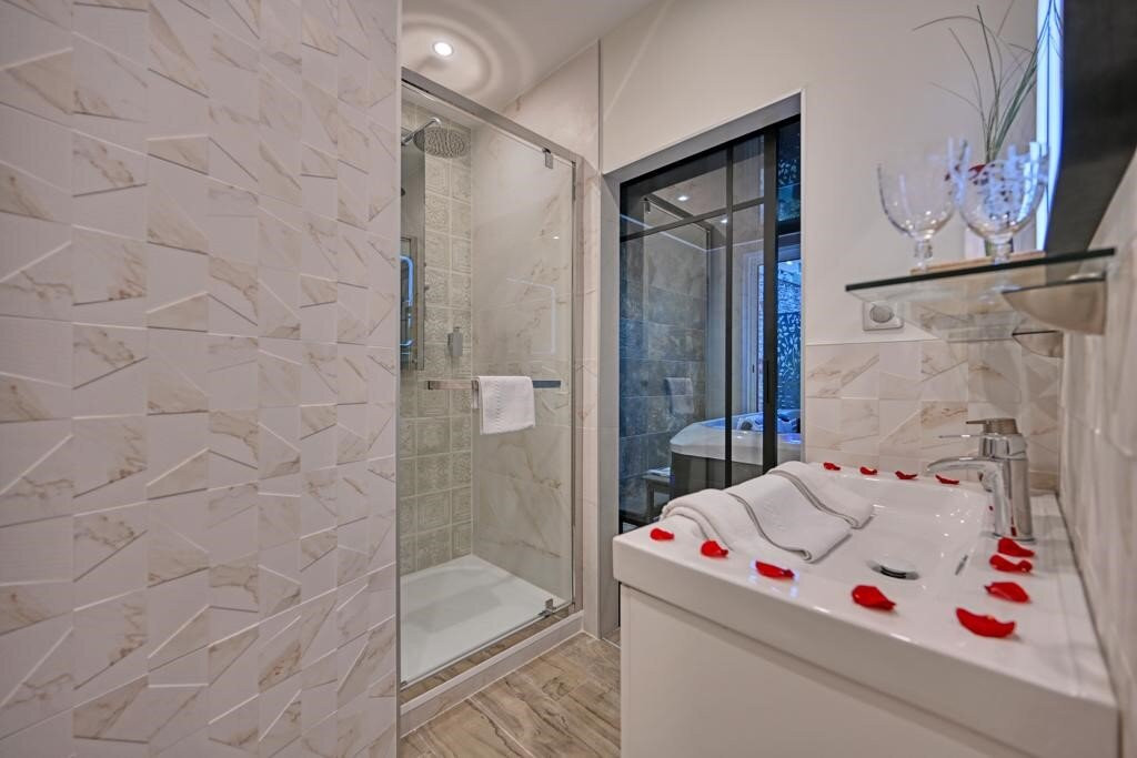 La Cle Secrete - chambre avec jacuzzi主图