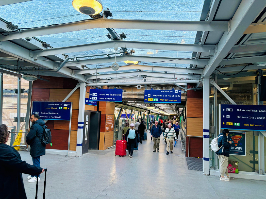 Edinburgh Waverley Station-爱丁堡必去景点