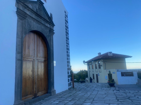 Los Cipreses De La Casa Inglesa