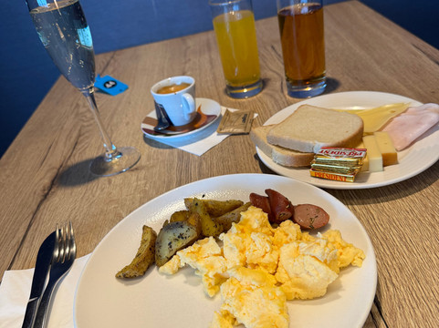 Plaza Premium Lounge (Non-Schengen Area, Departures, Mezzanine Floor, Terminal 2B)-布达佩斯必去景点