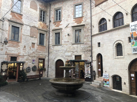 Fontana del Bargello-古比奥必去景点