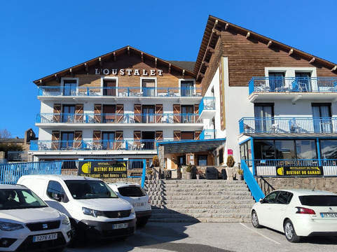 乌斯塔莱酒店主图