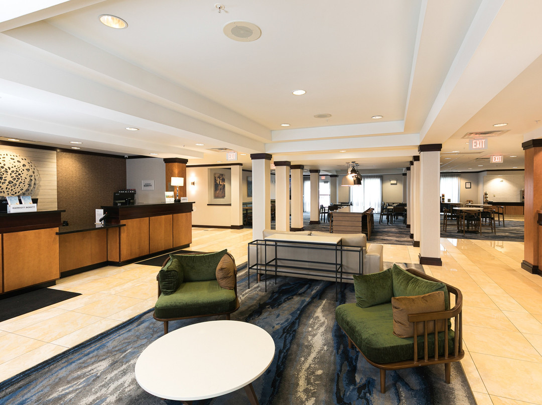 密尔沃基机场万枫酒店及套房主图