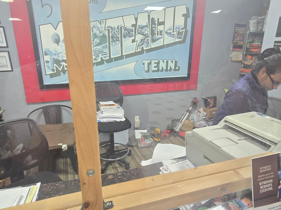 蒙特格尔速8酒店主图