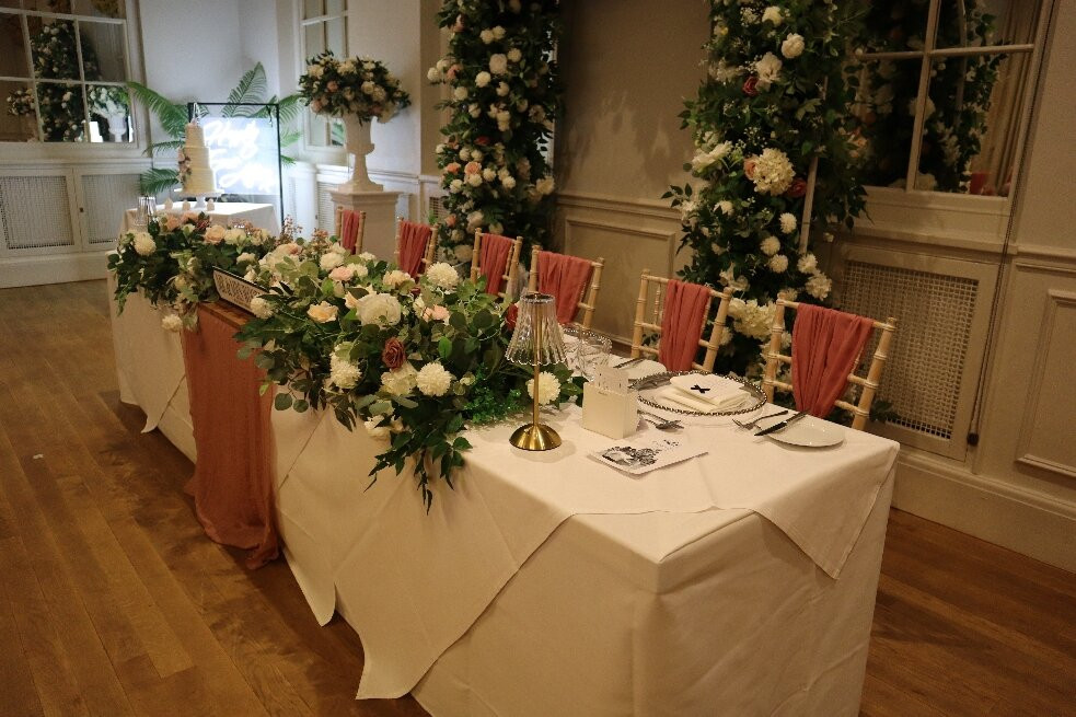 林肯白鹿酒店主图