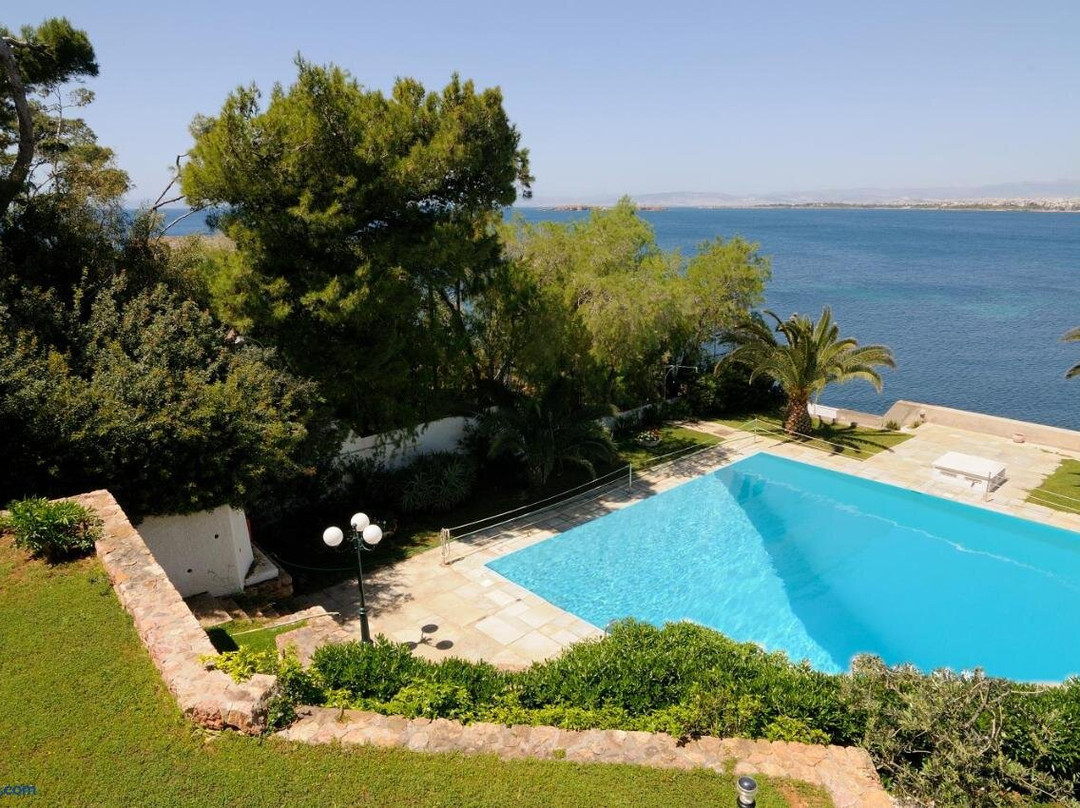 Cama Luxury Suites Kavouri