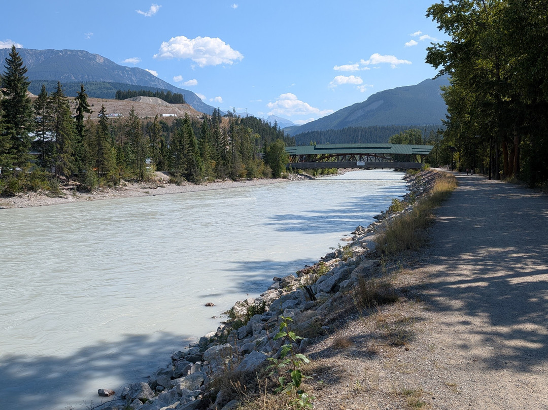 Kicking Horse River-戈尔登必去景点