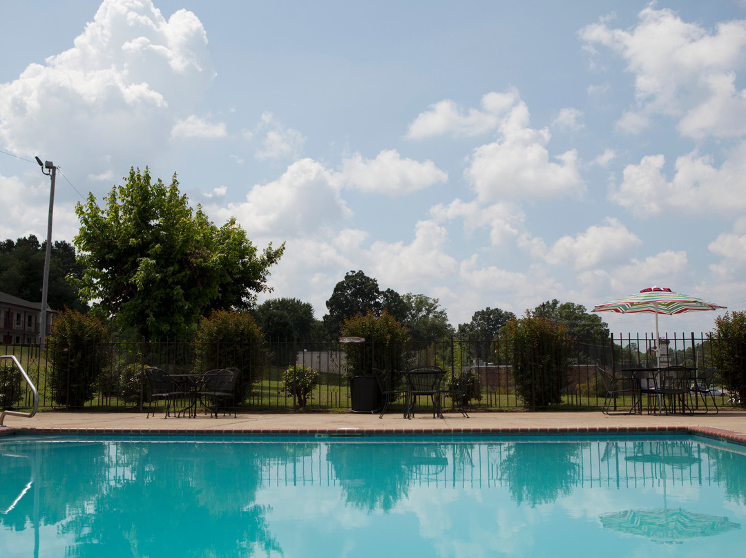 Henderson酒店住宿-Red Roof Inn & Suites Jackson, TN