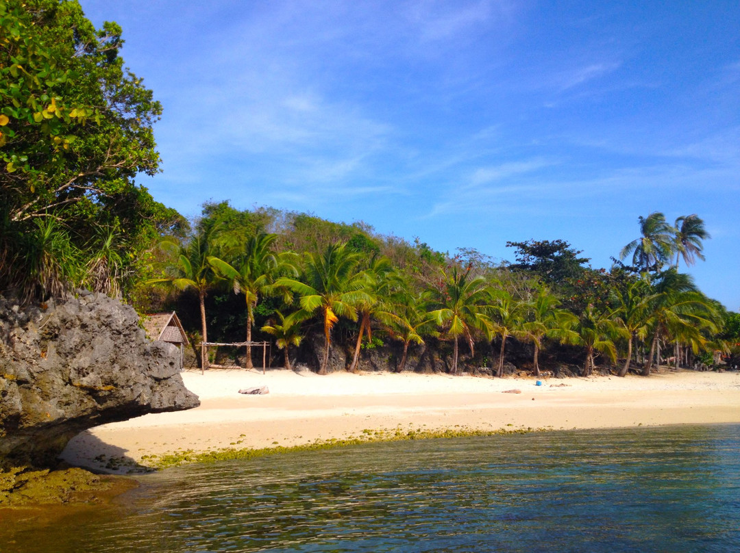 Tatlong Pulo Beach景点图片